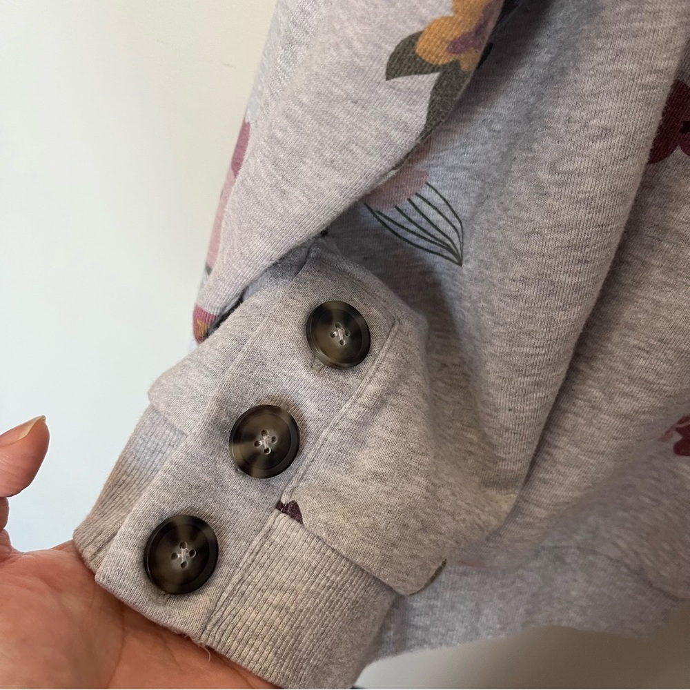 3/$40 ladies size XL Reitmans Cropped Sweatshirt Grey with All Over Floral Print - Picture 7 of 7